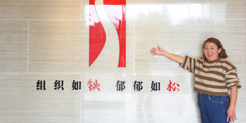 南方日報 | 營(yíng)造崇尚勞動(dòng)良好氛圍 為“全國五一勞動(dòng)獎?wù)隆鲍@得者何擁萍辦理東莞市優(yōu)才卡